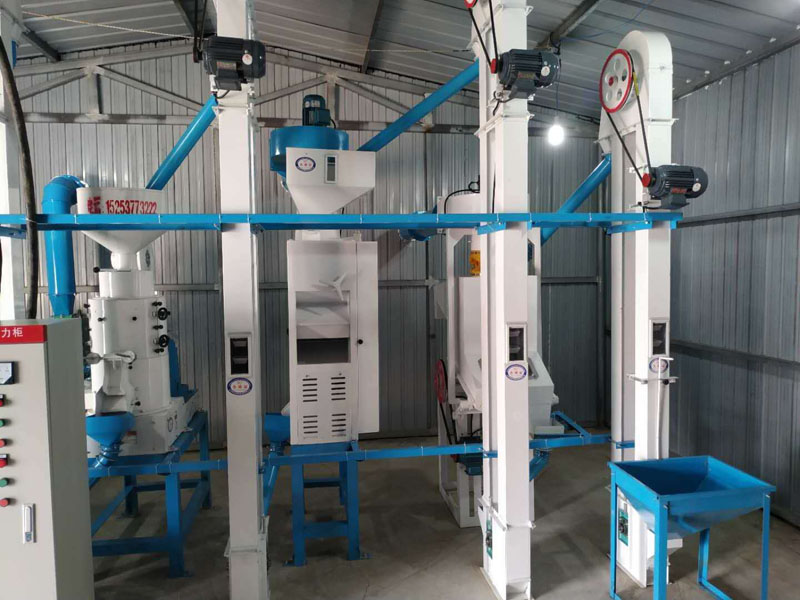 NZJ10型小米成套加工設(shè)備安裝調(diào)試完畢。河北人張家口蔚縣宋家莊鄉(xiāng)宋家莊村