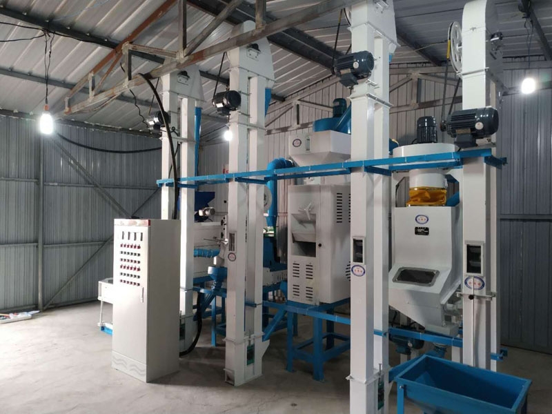 NZJ10型小米成套加工設(shè)備安裝調(diào)試完畢。河北人張家口蔚縣宋家莊鄉(xiāng)宋家莊村